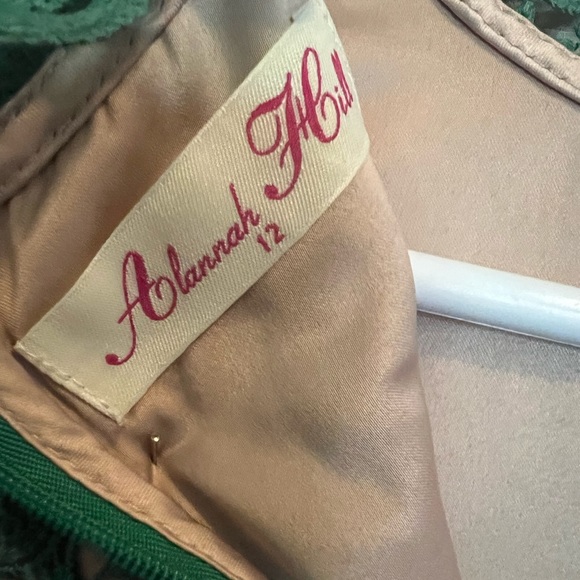 Alanna Hill - Green lace top, with beige lined - Picture 4 of 4